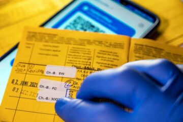 Impfausweise nachgemacht und verkauft – Urkundenfälschung? Impfausweis – Gesundheitszeugnis – Strafbarkeit nach § 267 StGB